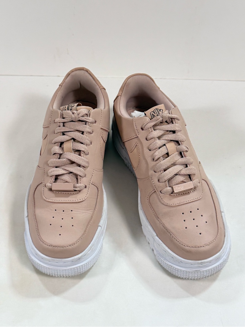 NIKE WOMEN'S blush/taupe Air Force 1 Low top sneaker size 7 - Picture 2 of 9